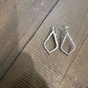 Like New!! Kendra Scott Sophie Earrings - Rhodium